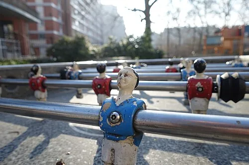 Un baby-foot installé dans un square parisien, en hiver.